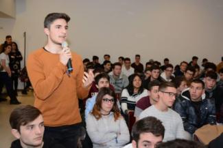 Uno studente del Badoni interviene al "Career Day alla rovescia"